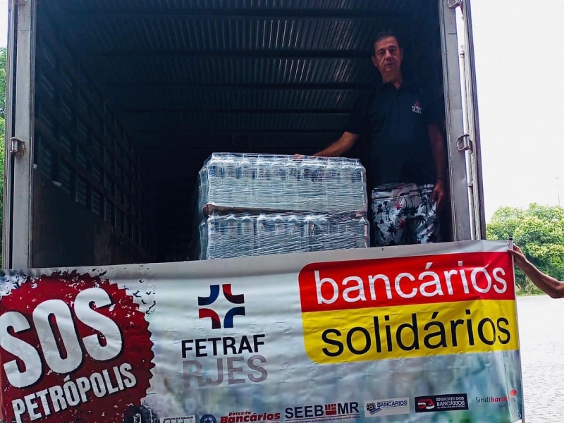 Fetraf RJ/ES doa caminhão repleto de água para as vítimas das chuvas em Petrópolis