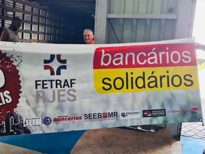 Fetraf RJ/ES doa caminhão repleto de água para as vítimas das chuvas em Petrópolis