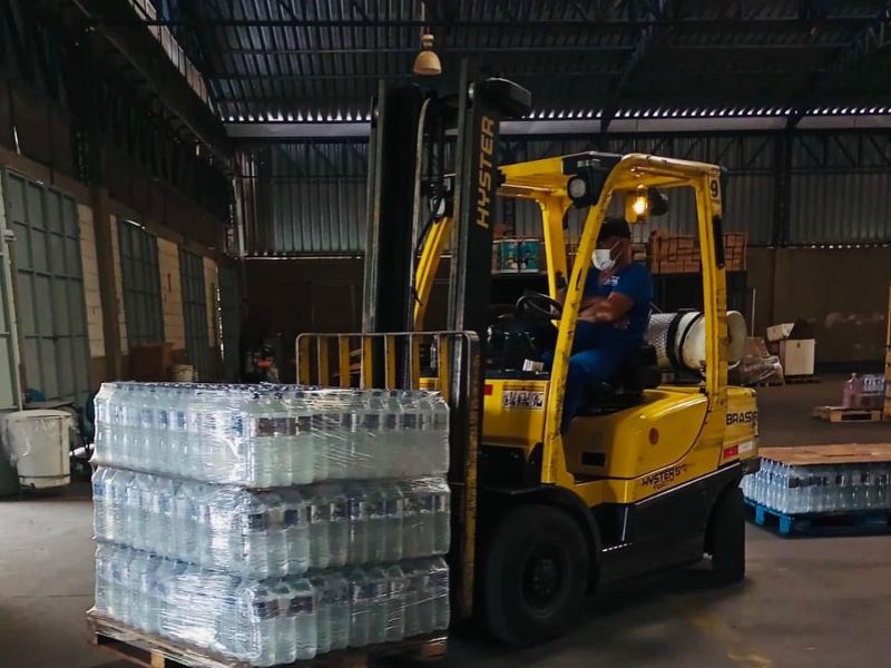 Fetraf RJ/ES doa caminhão repleto de água para as vítimas das chuvas em Petrópolis