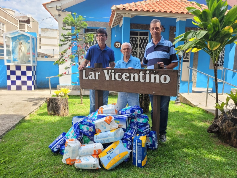 Bancários doam fraldas para o Lar Vicentino