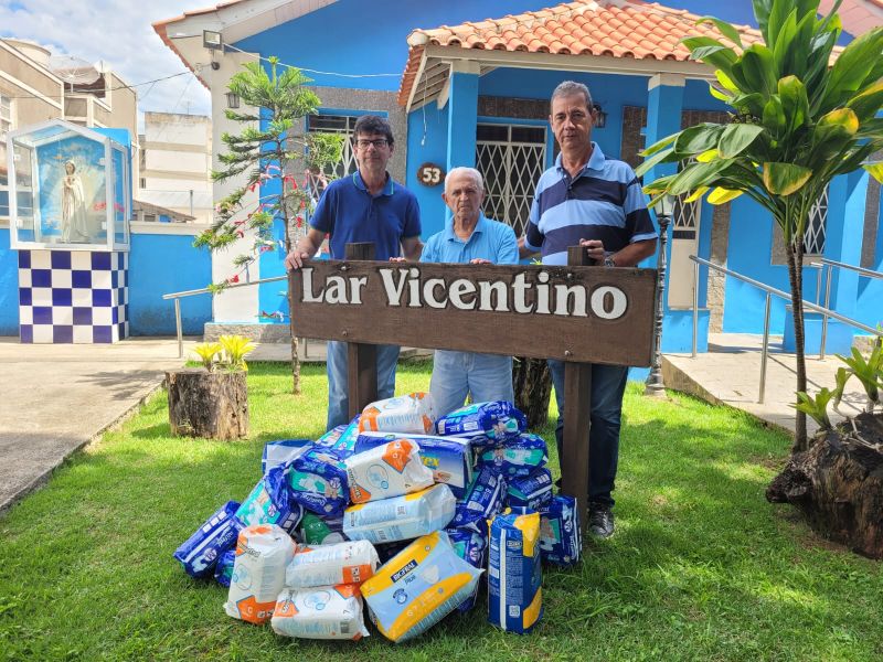 Bancários doam fraldas para o Lar Vicentino