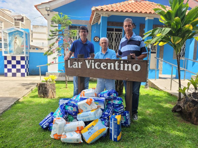 Bancários doam fraldas para o Lar Vicentino