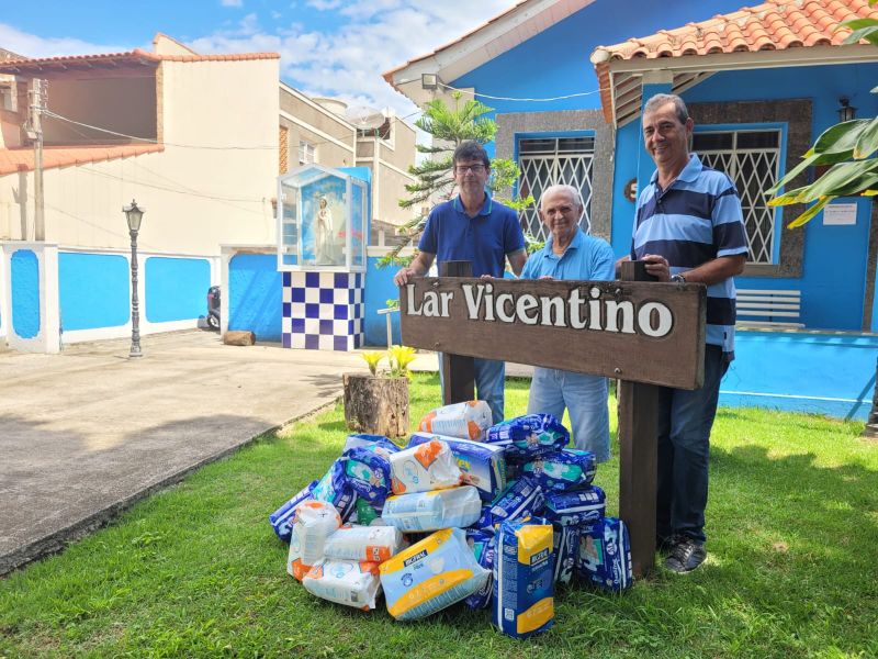 Bancários doam fraldas para o Lar Vicentino