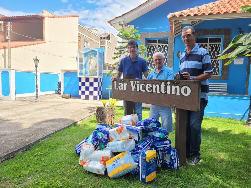 Bancários doam fraldas para o Lar Vicentino